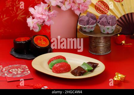 Imlek Chinese New Year Cake, Nian Gao oder Kue Keranjang, Fa Gao oder gedünsteter Cupcake, Kue Ku oder Angku und gedünsteter Sticky Reiskuchen oder Wajik. Rotes Konzept Stockfoto