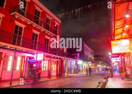 Historische Geschäftsgebäude bei Nacht auf der Bourbon Street in der Nähe der Iberville Street im French Quarter in New Orleans, Louisiana LA, USA. Stockfoto