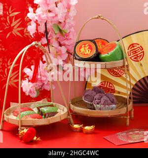 Imlek Chinese New Year Cake, Nian Gao oder Kue Keranjang, Fa Gao oder gedünsteter Cupcake, Kue Ku oder Angku und gedünsteter Sticky Reiskuchen oder Wajik. Rotes Konzept Stockfoto