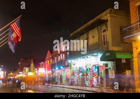 Historische Geschäftsgebäude in der Nacht auf der Bourbon Street 530 zwischen der St Louis Street und der Toulouse Street im French Quarter in New Orleans, Louisiana L Stockfoto