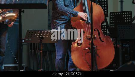 Kaukasischer Mann spielt bei einem Konzert Jazz und Blues auf einem Kontrabass ohne Bogen Stockfoto