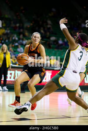 Waco, Texas, USA. 19th Januar 2022. Die Oklahoma State Cowgirls-Wache Lexy Keys (15) fährt während des 2nd. Quartals des NCAA-Basketballspiels zwischen den Oklahoma State Cowgirls und Baylor Lady Bears im Ferrell Center in Waco, Texas, auf die Baylor Lady Bears-Wache Jordan Lewis (3). Matthew Lynch/CSM/Alamy Live News Stockfoto