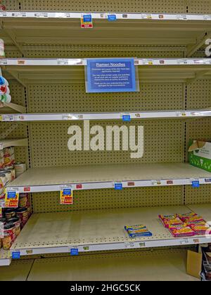 Emporia, KS, USA. 19th Januar 2022. Fast leere Regale mit Lebensmittelgeschäften mit einem Schild, das den Mangel an Ramen Noodles in Dillons Lebensmittelgeschäft heute widerspiegelt. Dies geht mit der Erklärung des US-Präsidenten Joe Biden während seiner Pressekonferenz heute Nachmittag, dass die Regale der Lebensmittelgeschäfte am 19. Januar 2022 in Emporia, Kansas, zu 89 % voll sind. Kredit: Mark Reinstein/Media Punch/Alamy Live Nachrichten Stockfoto