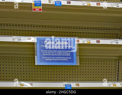 Emporia, KS, USA. 19th Januar 2022. Fast leere Regale mit Lebensmittelgeschäften mit einem Schild, das den Mangel an Ramen Noodles in Dillons Lebensmittelgeschäft heute widerspiegelt. Dies geht mit der Erklärung des US-Präsidenten Joe Biden während seiner Pressekonferenz heute Nachmittag, dass die Regale der Lebensmittelgeschäfte am 19. Januar 2022 in Emporia, Kansas, zu 89 % voll sind. Kredit: Mark Reinstein/Media Punch/Alamy Live Nachrichten Stockfoto