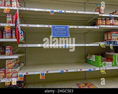 Emporia, KS, USA. 19th Januar 2022. Fast leere Regale mit Lebensmittelgeschäften mit einem Schild, das den Mangel an Ramen Noodles in Dillons Lebensmittelgeschäft heute widerspiegelt. Dies geht mit der Erklärung des US-Präsidenten Joe Biden während seiner Pressekonferenz heute Nachmittag, dass die Regale der Lebensmittelgeschäfte am 19. Januar 2022 in Emporia, Kansas, zu 89 % voll sind. Kredit: Mark Reinstein/Media Punch/Alamy Live Nachrichten Stockfoto