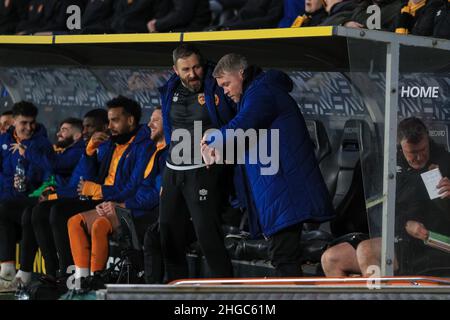 Vor dem Spiel spricht Barry Richardson, Torwarttrainer von Hull City, mit Grant McCann, Manager von Hull City Stockfoto