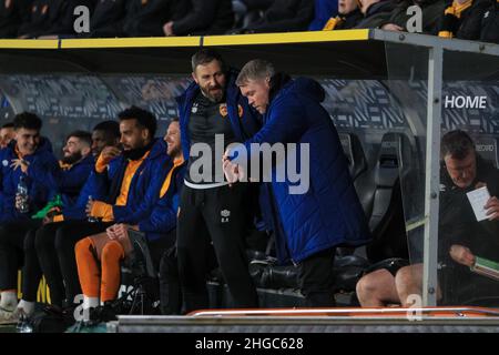 Hull, Großbritannien. 19th Januar 2022. Barry Richardson, Torwarttrainer von Hull City, spricht vor dem Spiel in Hull, Großbritannien, am 1/19/2022 mit Grant McCann, Manager von Hull City. (Foto von James Heaton/News Images/Sipa USA) Quelle: SIPA USA/Alamy Live News Stockfoto