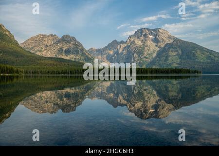 Spiegelungen von Tetons Range und Bäumen im Leigh Lake im Grand Teton National Park Stockfoto