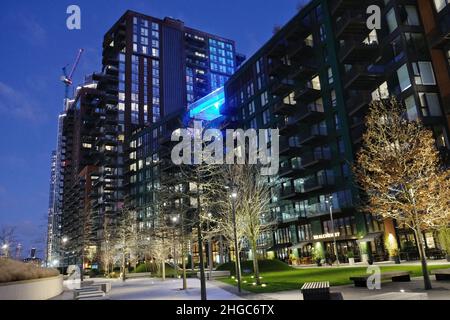 London, Großbritannien, 19th. Januar 2022. Allgemeine Abendaussichten auf den 25 Meter langen Open-Air-Sky-Pool in den Embassy Gardens in Nine Elms, der zwischen zwei Gebäuden schwebt und als das erste seiner Art gilt. Obwohl sie beheizt ist, haben die Bewohner behauptet, dass sie zu kalt ist, um sie zu benutzen, und zu wenige Menschen benutzen sie und fordern, dass sie im Winter geschlossen wird. Es wird geschätzt, dass die tägliche Heizkosten auf etwa £450 kommen, um die 30-Grad-Temperatur des Wassers zu halten. Kredit: Elfte Stunde Fotografie/Alamy Live Nachrichten Stockfoto