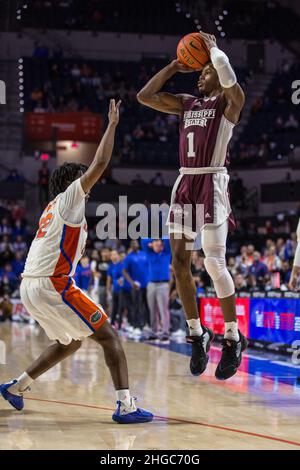 19. Januar 2022: Iverson Molinar (1), Wächter der Mississippi State Bulldogs, schießt während des NCAA-Basketballspiels zwischen den Mississippi State Bulldogs und den Florida Gators im Stephen C. O'Connell Center Gainesville, FL, eine drei. Die Florida Gators besiegen die Mississippi State Bulldogs 80 - 72 Jonathan Huff/CSM. Stockfoto