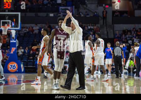 19. Januar 2022: Ben Howland, Cheftrainer der Mississippi State Bulldogs, ruft während des NCAA-Basketballspiels zwischen den Mississippi State Bulldogs und den Florida Gators im Stephen C. O'Connell Center Gainesville, FL, eine Zeitüberschreitung an. Die Florida Gators besiegen die Mississippi State Bulldogs 80 - 72 Jonathan Huff/CSM. Stockfoto