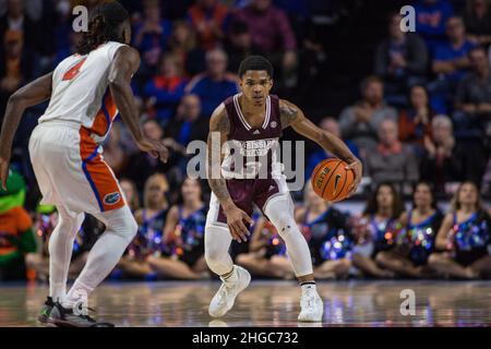 19. Januar 2022: Der Wächter der Mississippi State Bulldogs, Shakeel Moore (3), führt die Offensive während des NCAA-Basketballspiels zwischen den Mississippi State Bulldogs und den Florida Gators im Stephen C. O'Connell Center Gainesville, FL durch. Die Florida Gators besiegen die Mississippi State Bulldogs 80 - 72 Jonathan Huff/CSM. Stockfoto