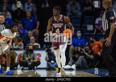 19. Januar 2022: Cameron Matthews (4), Wächter der Mississippi State Bulldogs, las die Verteidigung während des NCAA-Basketballspiels zwischen den Mississippi State Bulldogs und den Florida Gators im Stephen C. O'Connell Center Gainesville, FL. Die Florida Gators besiegen die Mississippi State Bulldogs 80 - 72 Jonathan Huff/CSM. Stockfoto