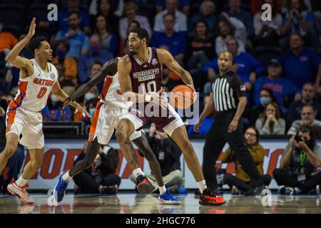 19. Januar 2022: Mississippi State Bulldogs Stürmer Garrison Brooks (10) versucht, die Verteidigung Floridas während des NCAA-Basketballspiels zwischen den Mississippi State Bulldogs und den Florida Gators im Stephen C. O'Connell Center Gainesville, FL, zu brechen. Die Florida Gators besiegen die Mississippi State Bulldogs 80 - 72 Jonathan Huff/CSM. Stockfoto