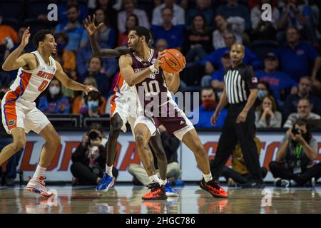 19. Januar 2022: Mississippi State Bulldogs Stürmer Garrison Brooks (10) versucht, die Verteidigung Floridas während des NCAA-Basketballspiels zwischen den Mississippi State Bulldogs und den Florida Gators im Stephen C. O'Connell Center Gainesville, FL, zu brechen. Die Florida Gators besiegen die Mississippi State Bulldogs 80 - 72 Jonathan Huff/CSM. Stockfoto