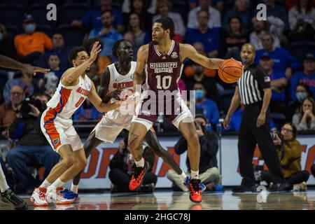 19. Januar 2022: Mississippi State Bulldogs Stürmer Garrison Brooks (10) versucht, die Verteidigung Floridas während des NCAA-Basketballspiels zwischen den Mississippi State Bulldogs und den Florida Gators im Stephen C. O'Connell Center Gainesville, FL, zu brechen. Die Florida Gators besiegen die Mississippi State Bulldogs 80 - 72 Jonathan Huff/CSM. Stockfoto