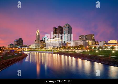 Blick auf die Innenstadt von Columbus Ohio Skyline bei Dämmerung Stockfoto