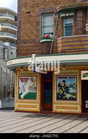 Bierplakat im alten Stil als Kunstwerk im Steyne Hotel am Manly Beach in Sydney, Australien Stockfoto