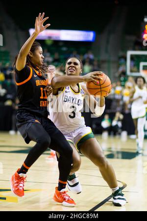 Waco, Texas, USA. 19th Januar 2022. Baylor Lady Bears Wache Jordan Lewis (3) fährt mit dem Ball in den Korb gegen die Oklahoma State Cowgirls Waco, Texas (11) während des 4th. Quartals des NCAA Basketballspiels zwischen den Oklahoma State Cowgirls und Baylor Lady Bears im Ferrell Center in Waco, Texas. Matthew Lynch/CSM/Alamy Live News Stockfoto