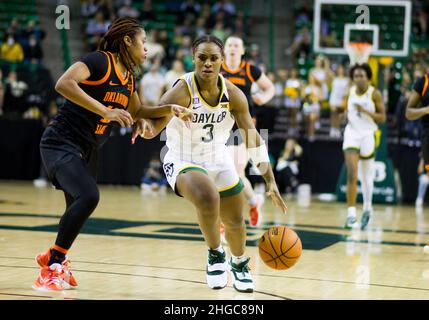 Waco, Texas, USA. 19th Januar 2022. Baylor Lady Bears Wache Jordan Lewis (3) fährt mit dem Ball in den Korb gegen die Oklahoma State Cowgirls Waco, Texas (11) während des 4th. Quartals des NCAA Basketballspiels zwischen den Oklahoma State Cowgirls und Baylor Lady Bears im Ferrell Center in Waco, Texas. Matthew Lynch/CSM/Alamy Live News Stockfoto