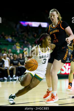 Waco, Texas, USA. 19th Januar 2022. Baylor Lady Bears Wache Jordan Lewis (3) fährt mit dem Ball gegen das Oklahoma State Cowgirls Center Kassidy De Lapp (1) während des 4th. Quartals des NCAA Basketballspiels zwischen den Oklahoma State Cowgirls und Baylor Lady Bears im Ferrell Center in Waco, Texas. Matthew Lynch/CSM/Alamy Live News Stockfoto