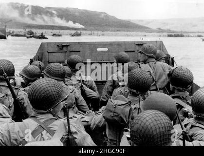 Amerikanische Truppen in einem Landungsschiff nähern sich Omaha Beach während der Landung am D-Day am 6. Juni 1944. Stockfoto