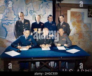 General Dwight D. Eisenhower mit seinem Obersten Befehlsstab. Von links nach rechts sitzen: Air Chief Marshall Sir Arthur Tedder, General Eisenhower und General Sir Bernard Montgomery. Von links nach rechts, stehend: Generalleutnant Omar Bradley, Admiral Sir Bertram Ramsey, Air Chief Marshal Sir Trafford Leigh Mallory und Generalleutnant W. Bedell Smith. Stockfoto