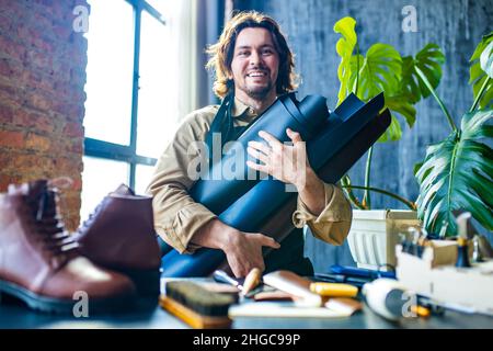 Prozess der Herstellung der Ledersachen in der handgefertigten Werkstatt Stockfoto