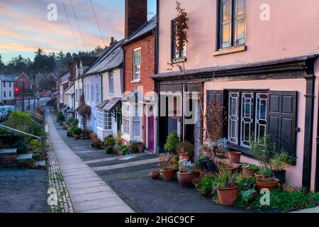 Hütten an der Lower Broad Street bei Sonnenaufgang. Ludlow, Shropshire, England Stockfoto