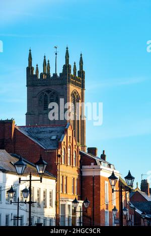 St. Laurence's Kirche und Stadthäuser bei Sonnenaufgang. Ludlow, Shropshire, England Stockfoto