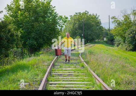 Der Passagier läuft hinter dem Zug an den Senkern entlang Stockfoto