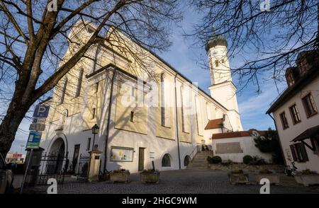 Grafing, Deutschland. 13th Januar 2022. Die katholische Kirche St. Ägidius im Dorfzentrum bei München. Eine vom Bistum München beauftragte Kanzlei will dort am 20. Januar 2022 ein Gutachten zu Missbrauchsfällen vorlegen. Es wird sich auch um den Fall eines Priesters handeln, der der Pfarrei in der Pfarrei in der Region von Archling an der Alz zugeteilt wurde, obwohl er zuvor wegen Kindesmissbrauchs verurteilt worden war. Nach Angaben der Diözese gibt es Hinweise darauf, dass er auch in der Diözese in der Auflehnung war. Kredit: Peter Kneffel/dpa/Alamy Live Nachrichten Stockfoto