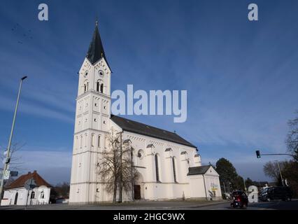 In Der Stadt, Deutschland. 13th Januar 2022. Die katholische Kirche St. Nikolaus in der Nähe des Zentrums. Eine vom Bistum München beauftragte Kanzlei will dort am 20. Januar 2022 ein Gutachten zu Missbrauchsfällen vorlegen. Es wird sich auch um den Fall eines Priesters handeln, der der Pfarrei in der Pfarrei in der Region von Archling an der Alz zugeteilt wurde, obwohl er zuvor wegen Kindesmissbrauchs verurteilt worden war. Nach Angaben der Diözese gibt es Hinweise darauf, dass er auch in der Diözese in der Auflehnung war. Kredit: Peter Kneffel/dpa/Alamy Live Nachrichten Stockfoto