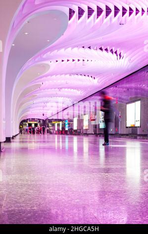 Moderne Architektur der neu eröffneten Linie 14, Teil der U-Bahnstation Yuyuan Garden im Huangpu District, Shanghai, China. Stockfoto