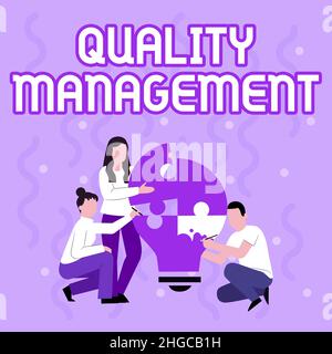 Schild mit der Anzeige „Qualitätsmanagement“. Internet-Konzept Akt der Überwachung von Aktivitäten, die durchgeführt werden müssen Employee Drawing einander helfen Stockfoto