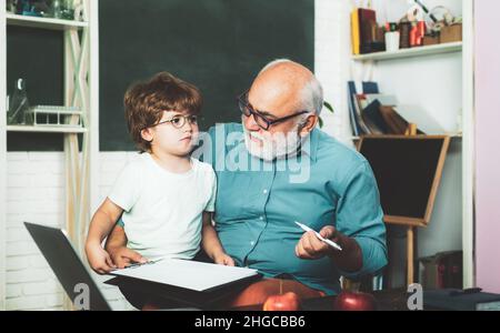 Lehrer und Schüler lernen gemeinsam in der Schule. Zurück zur Schule. Stockfoto