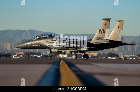 Ein F-15E Strike Eagle-Kampfflugzeug, das dem 17th Weapons Squadron der U.S. Air Force Weapons School zugewiesen wurde, bereitet sich auf den Start für eine Mission der Weapons School auf dem Luftwaffenstützpunkt Nellis, Nevada, am 5. Januar 2022 vor. Der F-15E Strike Eagle ist ein Kämpfer mit zwei Rollen und kann sich über weite Strecken zu einem Ziel durchkämpfen, gegnerische Bodenpositionen zerstören und sich nach draußen kämpfen. (USA Luftwaffe Foto von William Lewis) Stockfoto