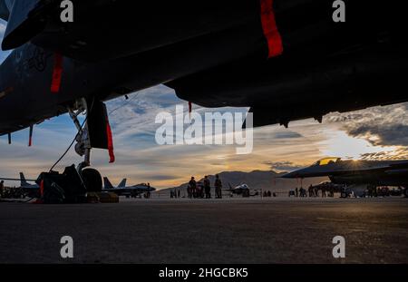 Mitglieder der Nellis-Community nahmen am 13. Januar 2022 an einem Wettbewerb der Maintenance Group Load Crew of the Year 57th auf dem Luftwaffenstützpunkt Nellis, Nevada, Teil. Waffenlader der 57th Wartungsmannschaft treten im Wettbewerb „Lastmannschaft des Jahres“ gegeneinander an, um die Einsatzbereitschaft zu gewährleisten und die Moral der Einheit zu erhöhen. (USA Luftwaffe Foto von William R. Lewis) Stockfoto