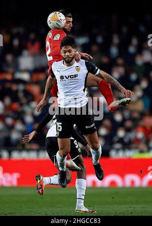 Valencia, Spanien. 19th Januar 2022. Der Valencianische Omar Alderete (unten) steht mit Sevillas Rafa mir während eines Fußballspiels der ersten spanischen Liga zwischen dem FC Valencia und dem FC Sevilla in Valencia, Spanien, am 19. Januar 2022, im Spiel. Quelle: Pablo Morano/Xinhua/Alamy Live News Stockfoto