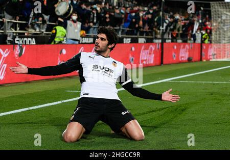 Valencia, Spanien. 19th Januar 2022. Goncalo Guedes aus Valencia feiert ein Tor während eines Fußballspiels der spanischen 1. Liga zwischen FC Valencia und dem FC Sevilla in Valencia, Spanien, am 19. Januar 2022. Quelle: Pablo Morano/Xinhua/Alamy Live News Stockfoto