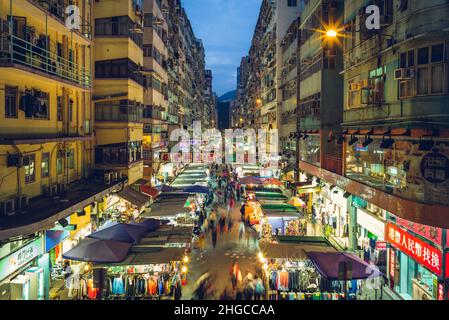 27. November 2017: Fa Yuen Street Market, auch bekannt als Sport Shoes Street oder Sneaker Street, ist berühmt für den Verkauf von Sportausrüstung in Mong Kok, Kowloon, Hongkong, Stockfoto