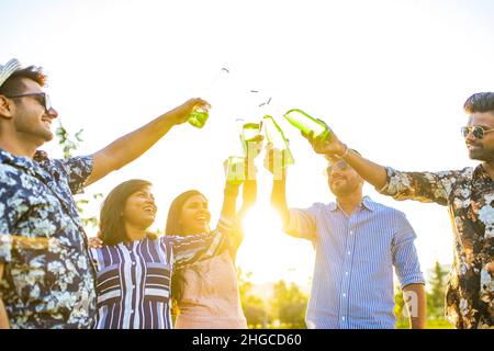 orientalische, ethnische und fröhliche Freunde im pic-nic im sammer Park Stockfoto