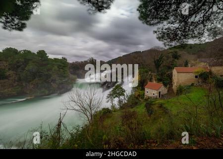 Breites Panorama der wunderschönen Krka Wasserfälle bei Skradinski buk, vom Aussichtspunkt aus gesehen, in kalter Winterumgebung. Es sind keine Personen in der Umgebung sichtbar. Stockfoto