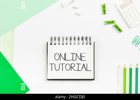 Online-Tutorial zum Schreiben von angezeigten Texten. Business Idea Prozess der Nachhilfe in einer Online- oder virtuellen Umgebung Multiple Assorted Collection Office Stockfoto