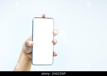Die Hand eines Mannes hält einen leeren Smartphone isoliert auf einem weißen Hintergrund, Stockfoto