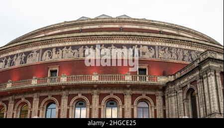 Der Fries mit griechischen Figuren in der Royal Albert Hall Stockfoto