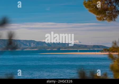 Morgenansicht des leeren Kaps Zlatni Rat auf der Insel Brac in Kroatien. Zauberhafte und wunderschöne Halbinsel, berühmt an der kroatischen Küste. Stockfoto