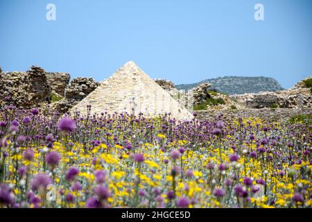 Pyramidenförmiges Gebäude im Methoni Castle, Griechenland Stockfoto