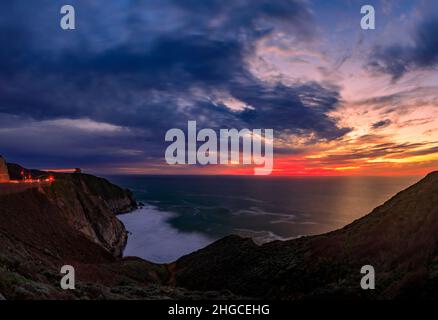 Zerklüftete Küstenklippen am Devil's Slide Trail in Kalifornien bei Sonnenuntergang, und das seidige pazifische Meerwasser von langer Belichtung im Hintergrund Stockfoto