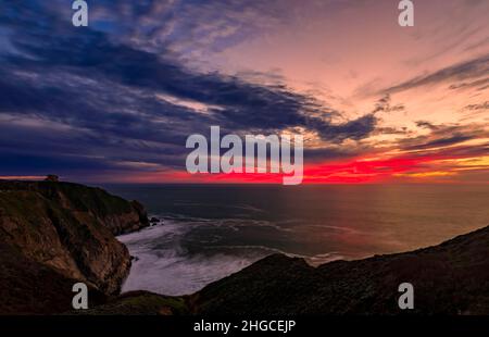 Zerklüftete Küstenklippen am Devil's Slide Trail in Kalifornien bei Sonnenuntergang, und das seidige pazifische Meerwasser von langer Belichtung im Hintergrund Stockfoto